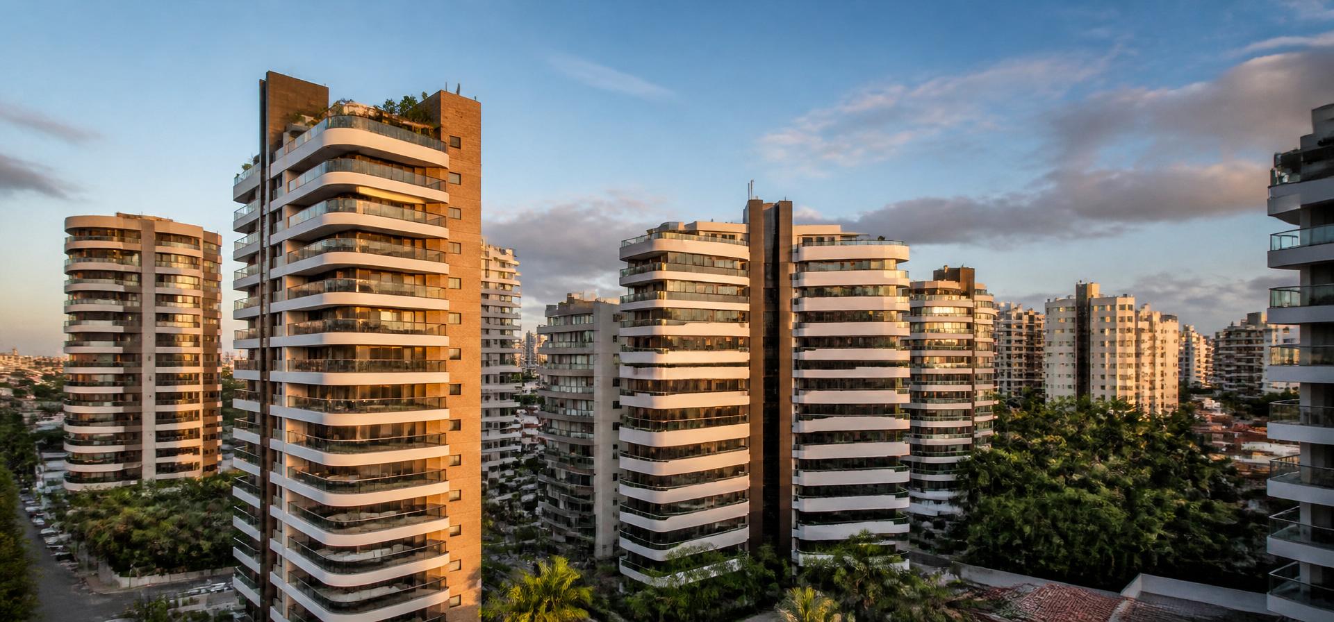 Edifícios residenciais em Fortaleza ao entardecer